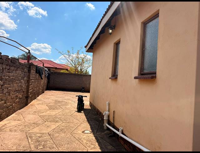 2 BEDROOM HOUSE FOR SALE IN GEELHOUTPARK